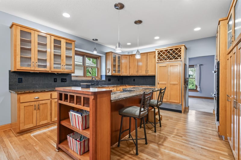 877 New Century Blvd S, Maplewood, MN 55119