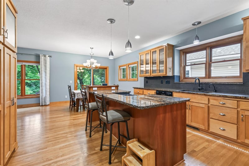 877 New Century Blvd S, Maplewood, MN 55119