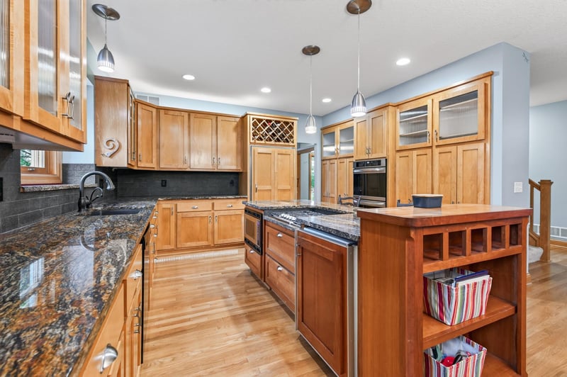877 New Century Blvd S, Maplewood, MN 55119