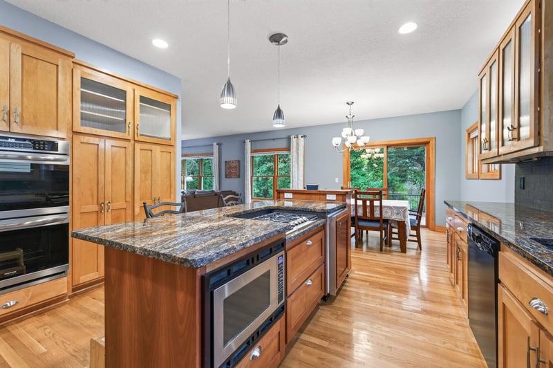 877 New Century Blvd S, Maplewood, MN 55119