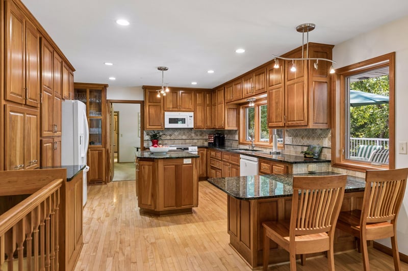 12915 Lone Oak Dr, Minnetonka, MN 55305