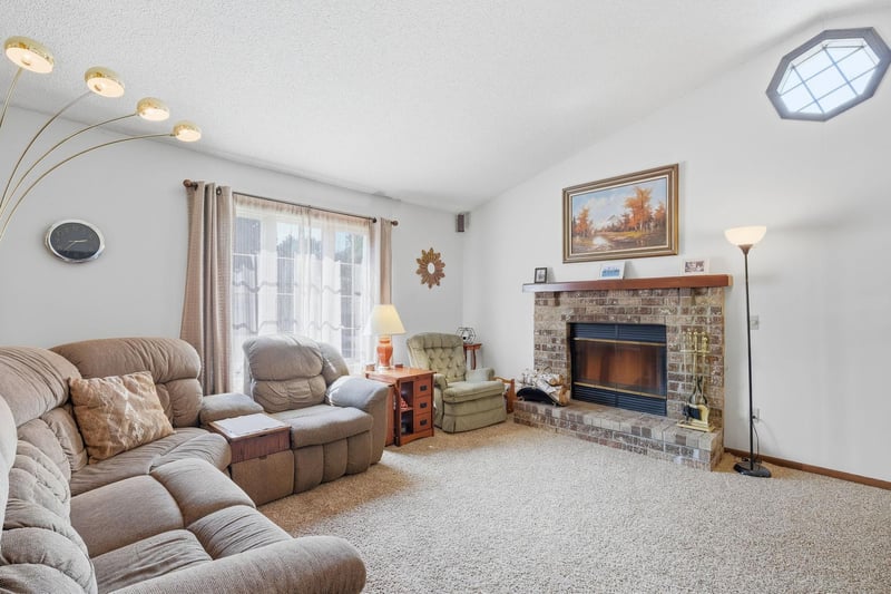 12959 Black Hills Dr, Burnsville, MN 55337