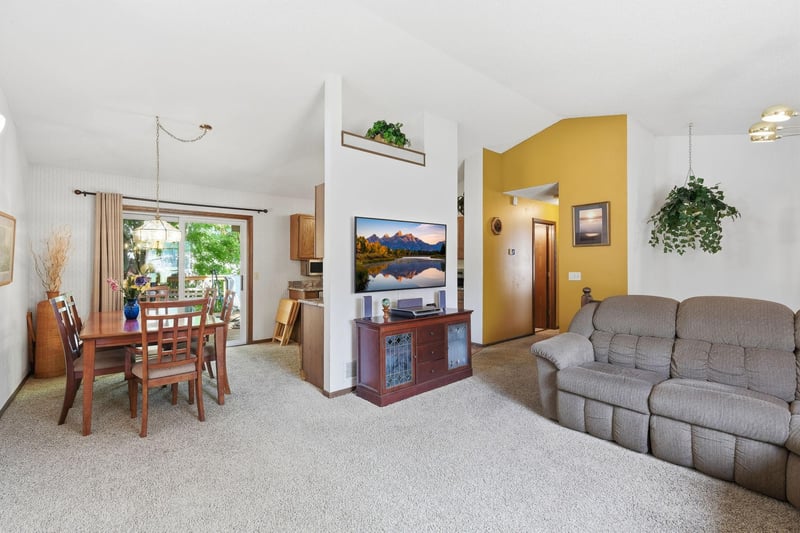 12959 Black Hills Dr, Burnsville, MN 55337