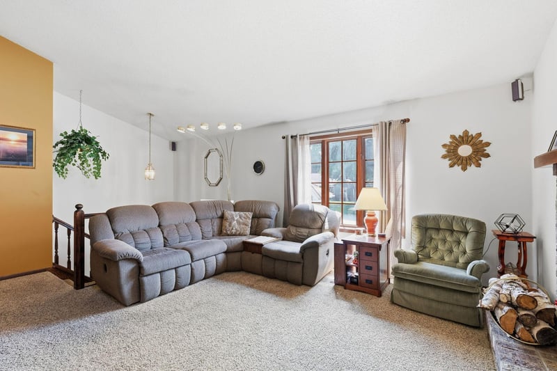 12959 Black Hills Dr, Burnsville, MN 55337