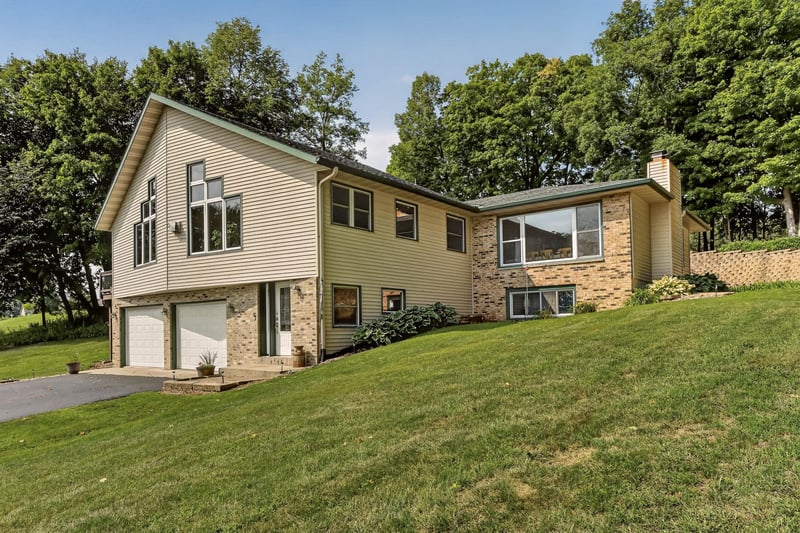 700 8th St SW, Pine Island, MN 55963