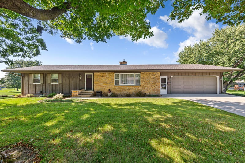 127 Woodcrest Ter, Le Sueur, MN 56058