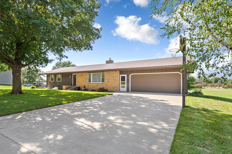 127 Woodcrest Ter, Le Sueur, MN 56058