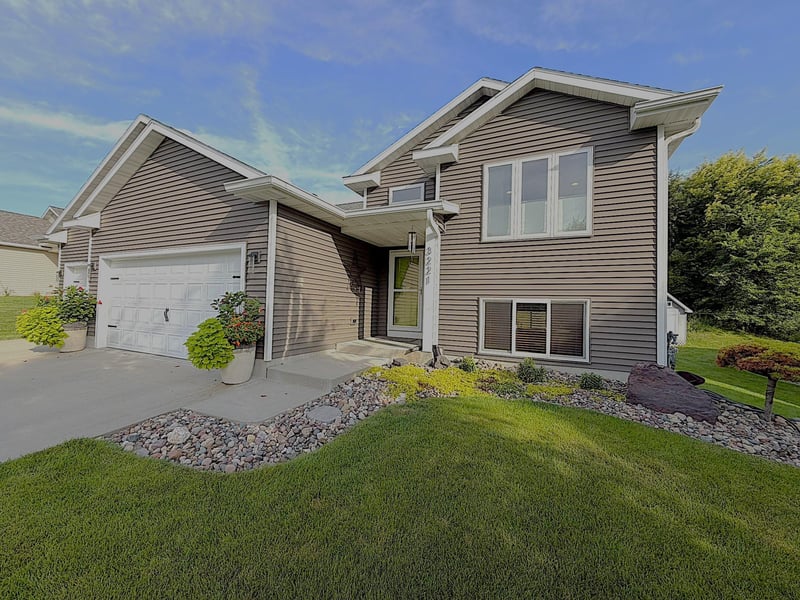 3221 Lakeridge Dr NW, Rochester, MN 55901