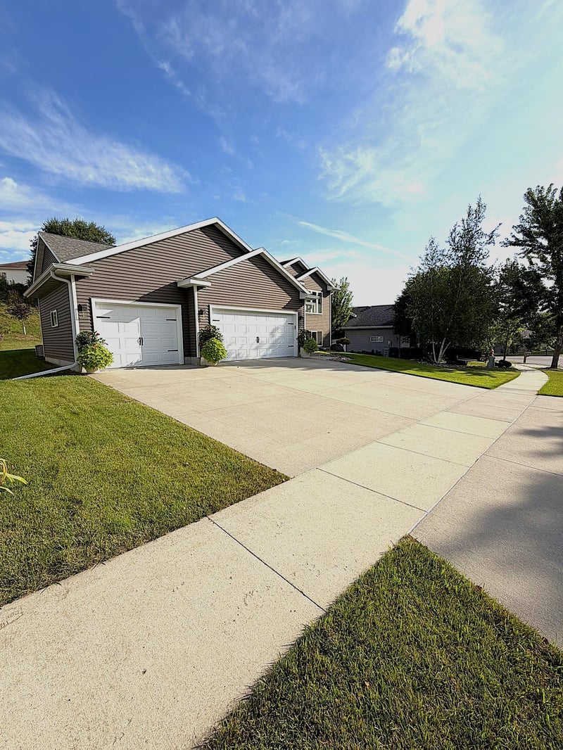 3221 Lakeridge Dr NW, Rochester, MN 55901
