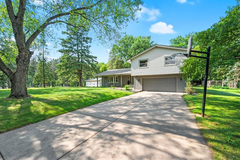 8254 38th St N, Lake Elmo, MN 55042