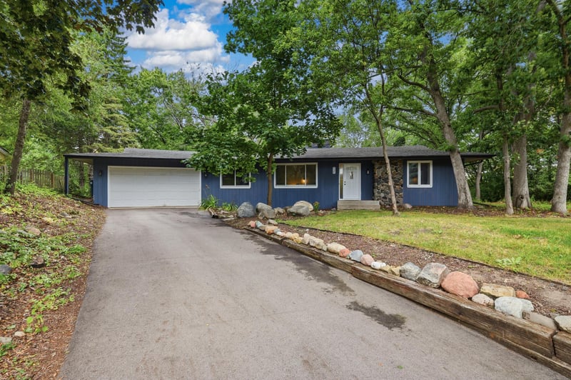 135 Sabra Ct, Apple Valley, MN 55124