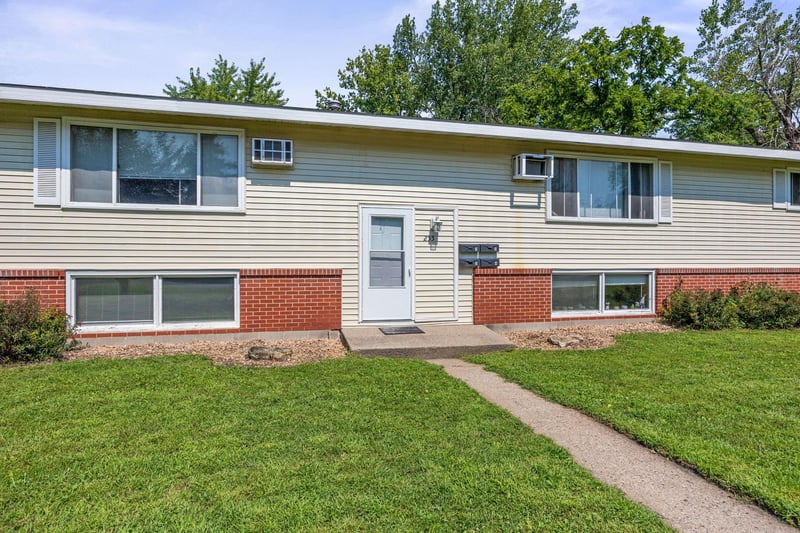 255 6th Ave NE, Hutchinson, MN 55350