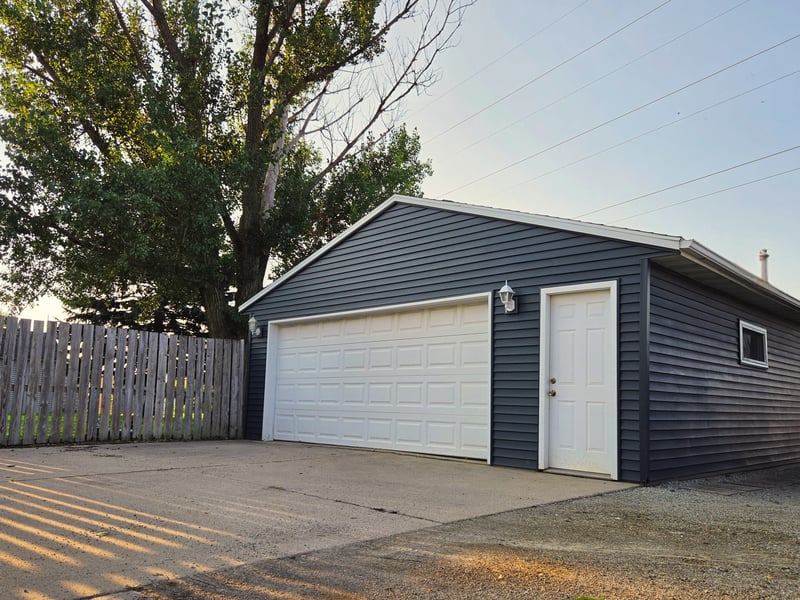 615 Elm Ave W, Waseca, MN 56093