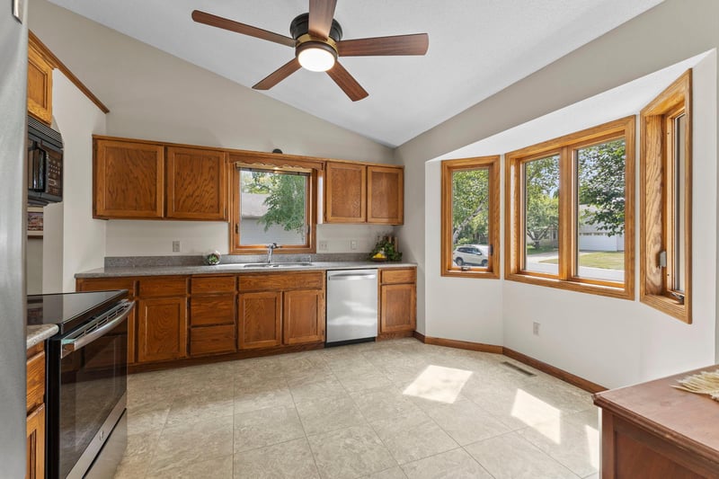 987 Kettle Creek Rd, Eagan, MN 55123