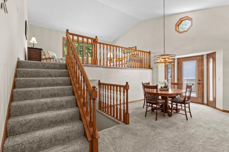 987 Kettle Creek Rd, Eagan, MN 55123