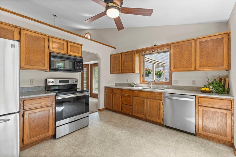 987 Kettle Creek Rd, Eagan, MN 55123