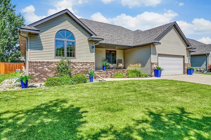 555 Queens Ct, Moorhead, MN 56560