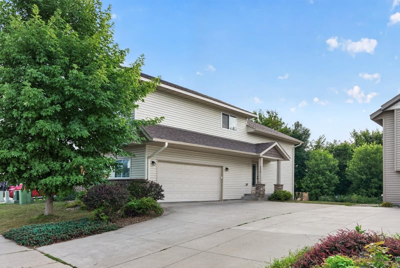 9379 Goodrich Dr, Monticello, MN 55362