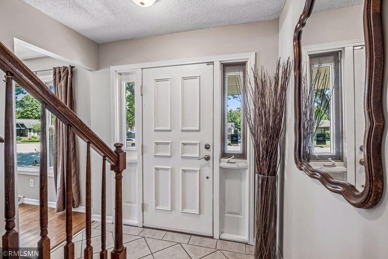 1440 Valley View Rd, Chaska, MN 55318