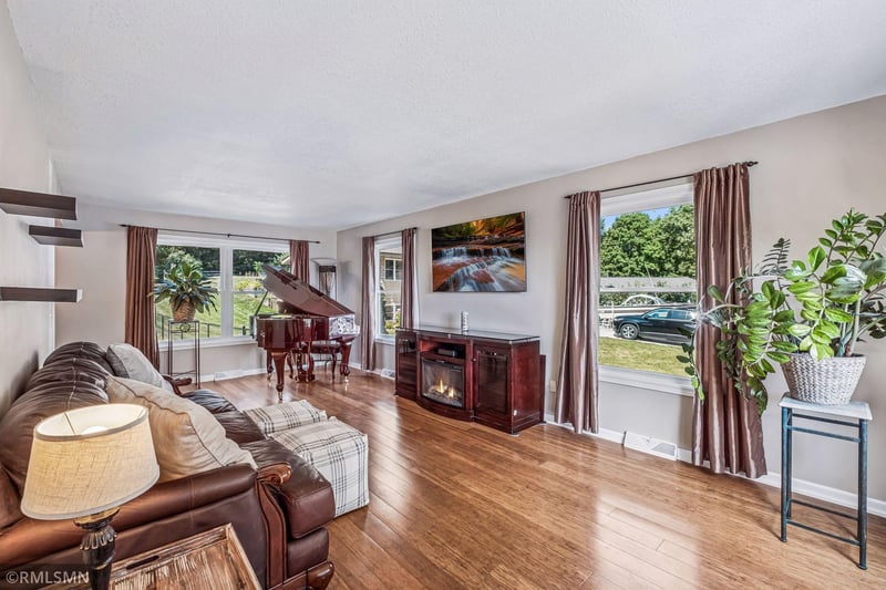 1440 Valley View Rd, Chaska, MN 55318