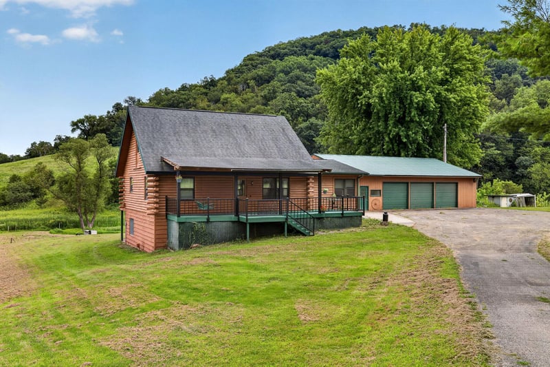 565 Beckman Rd, La Crescent, MN 55947