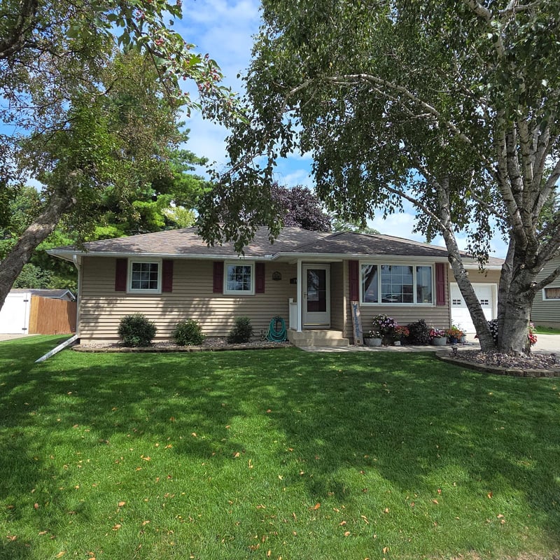 211 6th St SW, Eyota, MN 55934