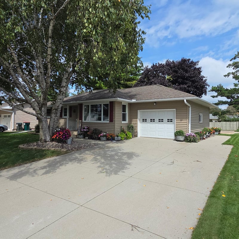 211 6th St SW, Eyota, MN 55934