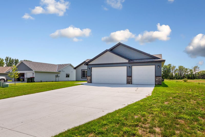 812 Pond View Dr, Arlington, MN 55307