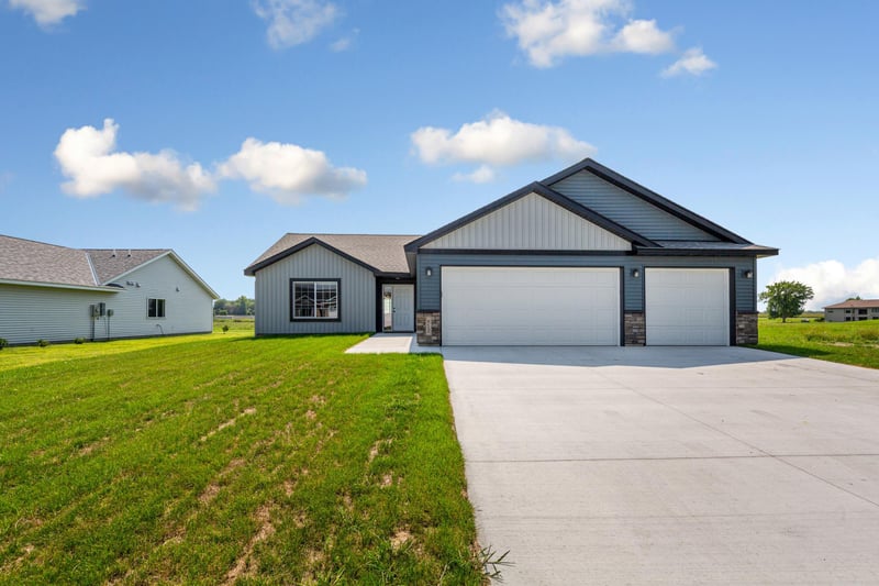 812 Pond View Dr, Arlington, MN 55307