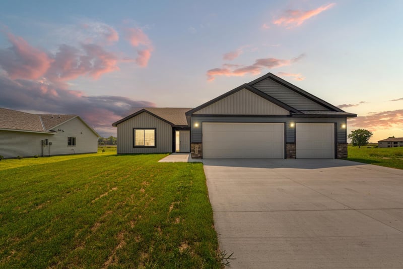 812 Pond View Dr, Arlington, MN 55307