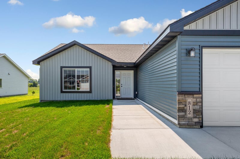812 Pond View Dr, Arlington, MN 55307
