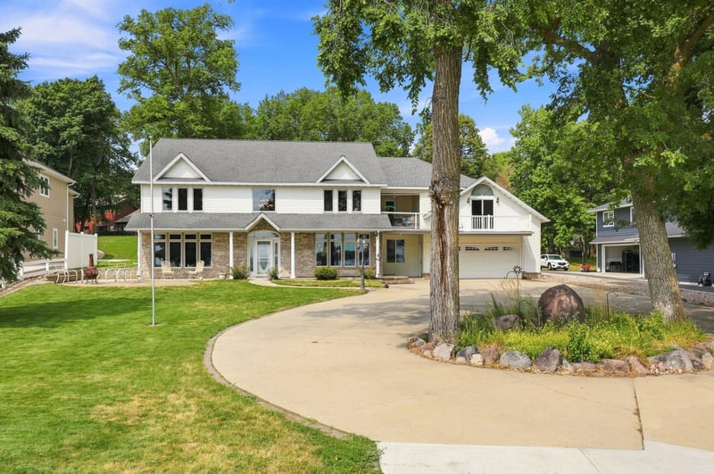 1082 W Lake Dr, Detroit Lakes, MN 56501