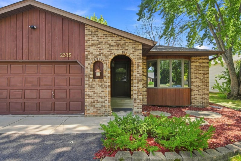 2375 Helena Rd N, Oakdale, MN 55128