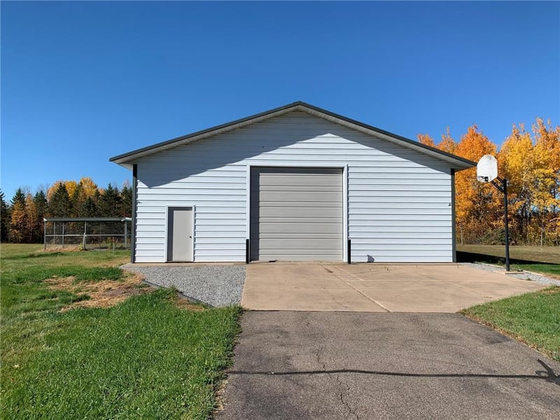1433 Morris Ave, Hinckley, MN 55037