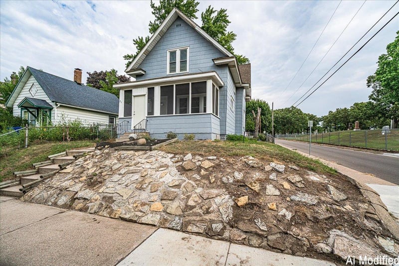 35 Manitoba Ave, Saint Paul, MN 55117