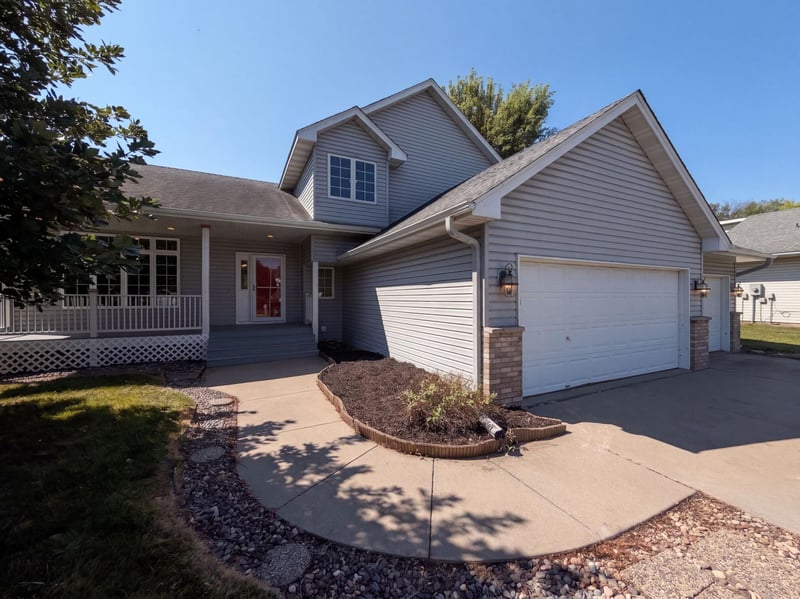 8763 Autumn Oaks Dr, Rockford, MN 55373