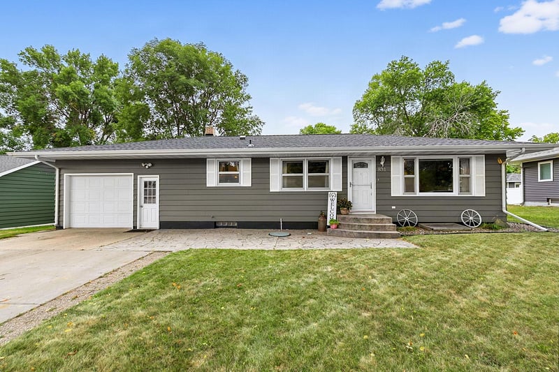 831 6th St, Albany, MN 56307
