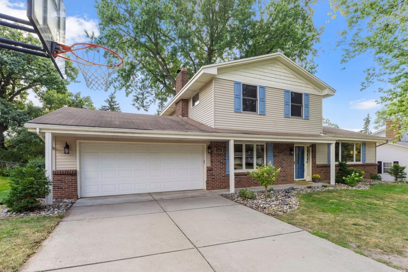 7181 Steepleview Rd, Woodbury, MN 55125