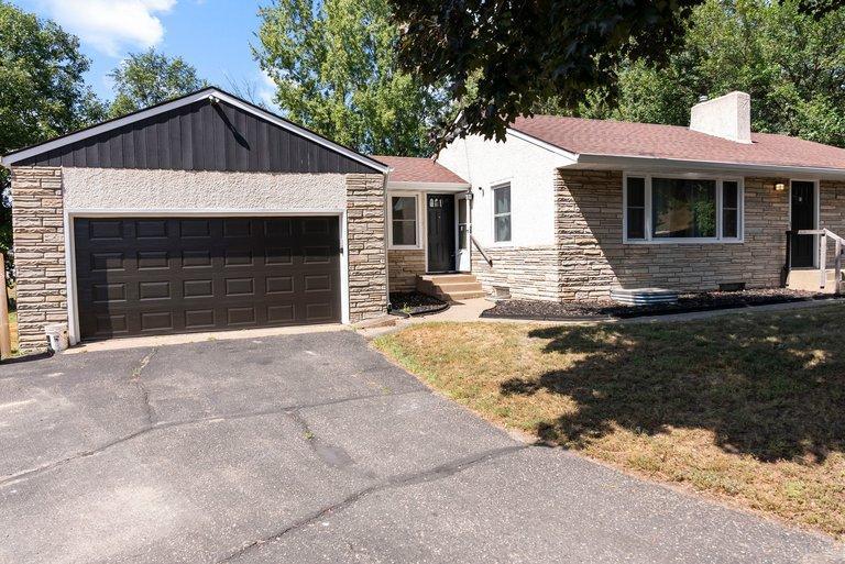 1689 Edgemont St, Maplewood, MN 55117