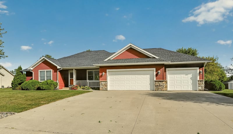 221 Devin Dr, Saint Charles, MN 55972