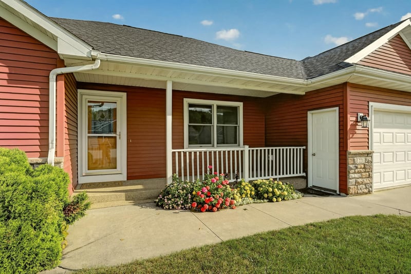 221 Devin Dr, Saint Charles, MN 55972