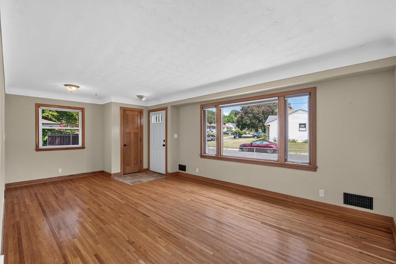 2019 Bromley St, South Saint Paul, MN 55075
