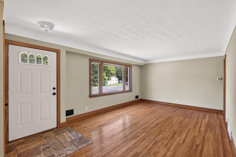 2019 Bromley St, South Saint Paul, MN 55075
