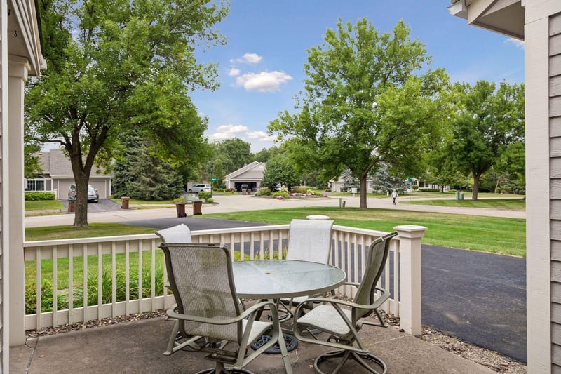 1724 Donegal Dr, Woodbury, MN 55125