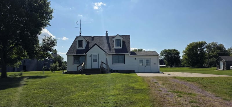 206 E Main St, Wanda, MN 56294