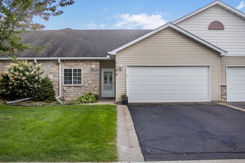 1105 Iris Dr, White Bear Lake, MN 55127