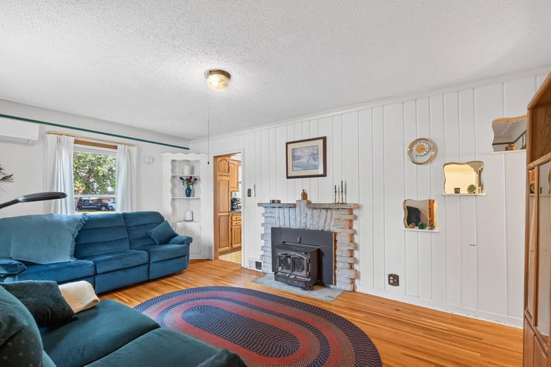 606 1st Ave NE, Osseo, MN 55369