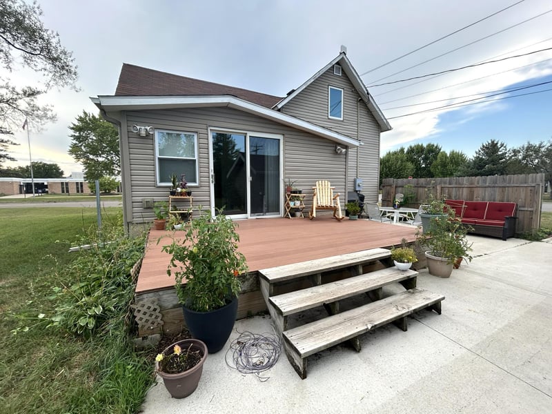 301 6th St SW, Little Falls, MN 56345