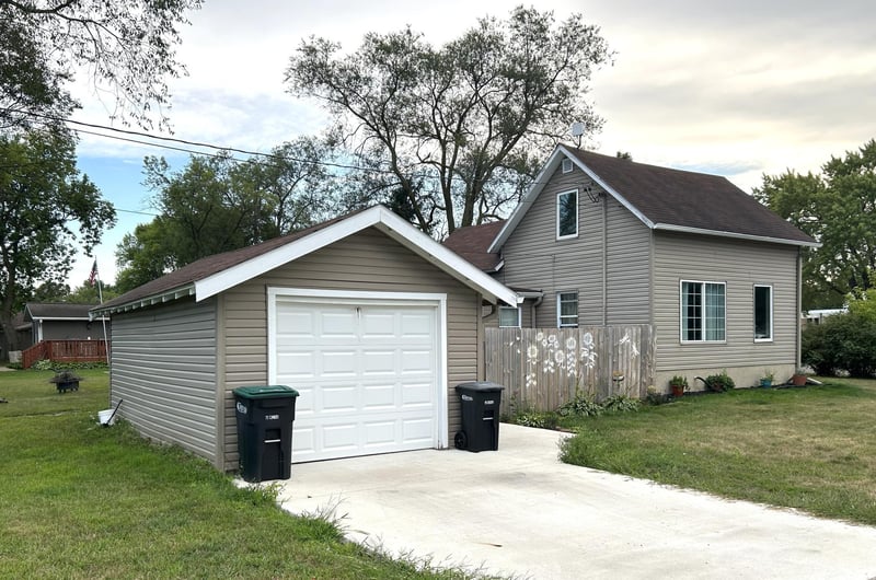 301 6th St SW, Little Falls, MN 56345
