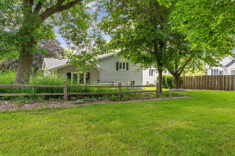 606 N 9th St, Saint Peter, MN 56082